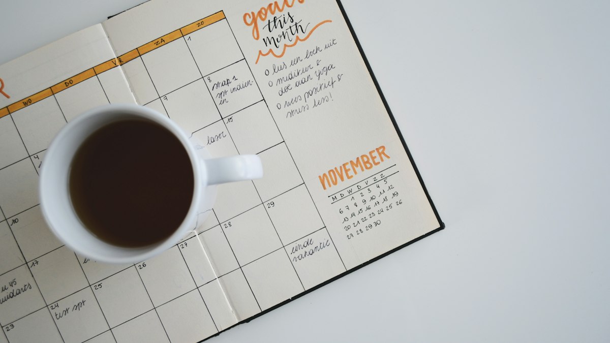 Kalender mit markiertem Datum und Stift für die Planung eines Kündigungstermins