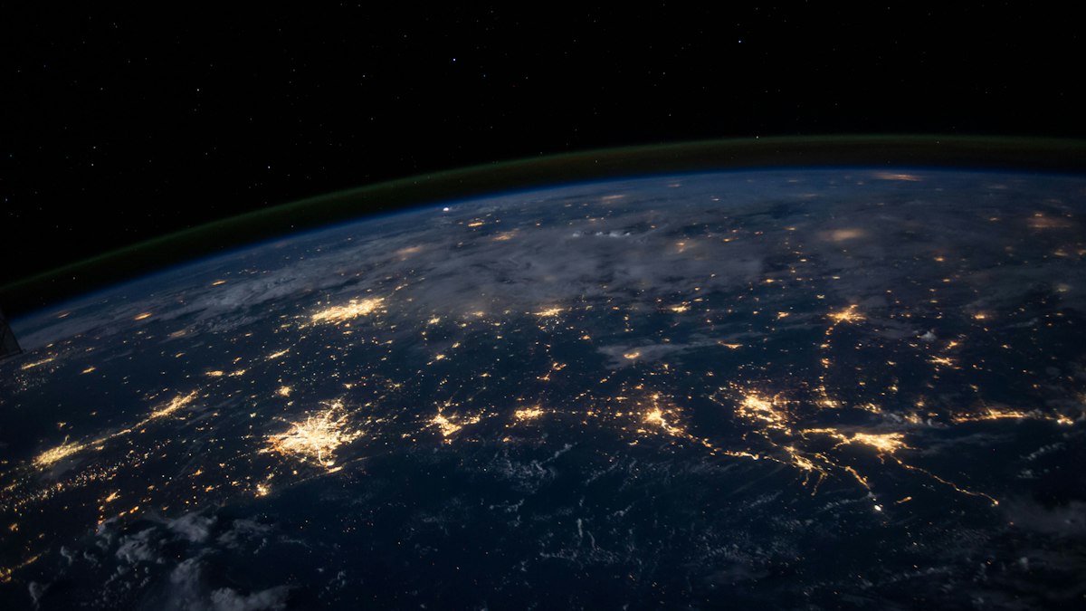 Moderne Stadt bei Nacht mit Lichtspuren als Sinnbild für schnelle Glasfaser-Datenleitungen