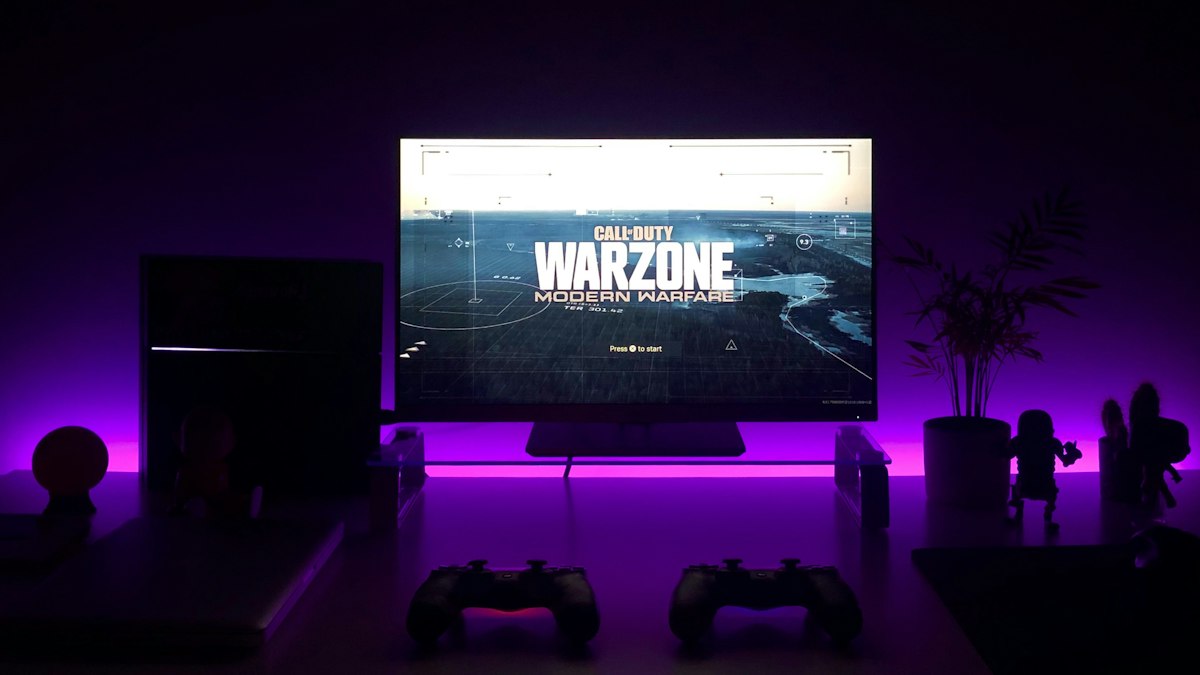 Gaming-PC mit Monitor, Maus und Tastatur auf einem Schreibtisch