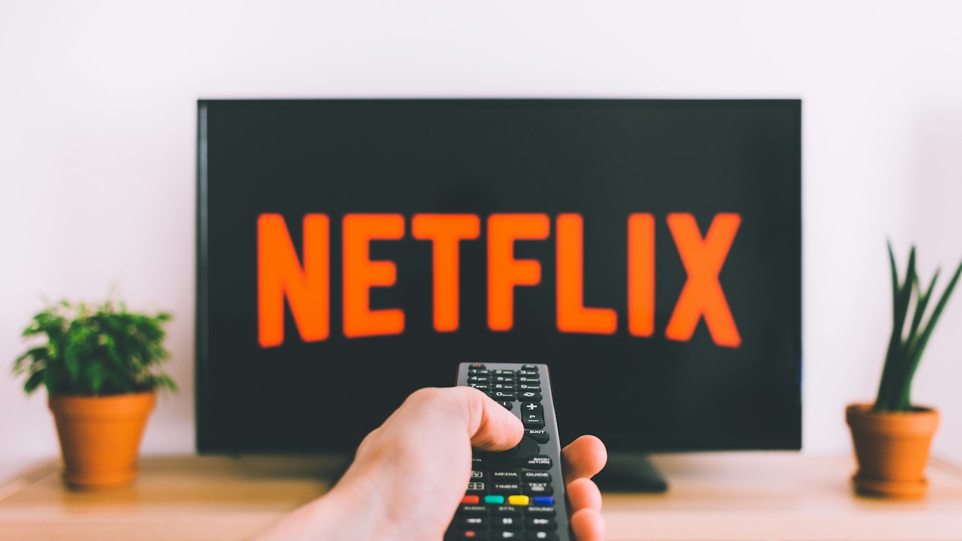 Wohnzimmer mit Fernseher und Receiver, symbolisch für Fernsehen über den Internetanschluss im Internetvertrag