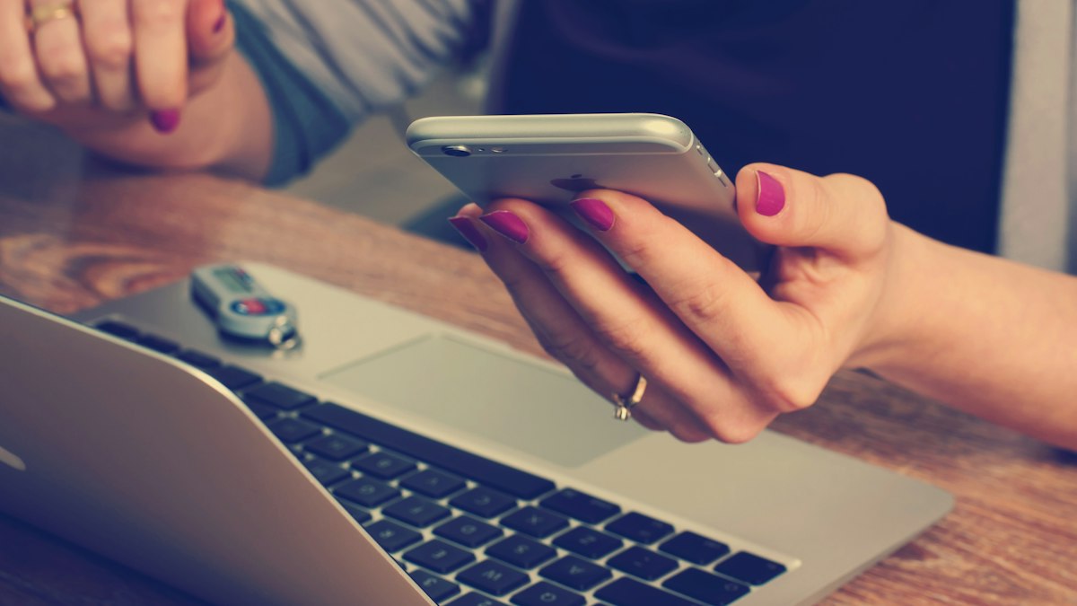 Telefon mit Kabel an einem Router, Symbol für Festnetztelefonie über den Internetanschluss