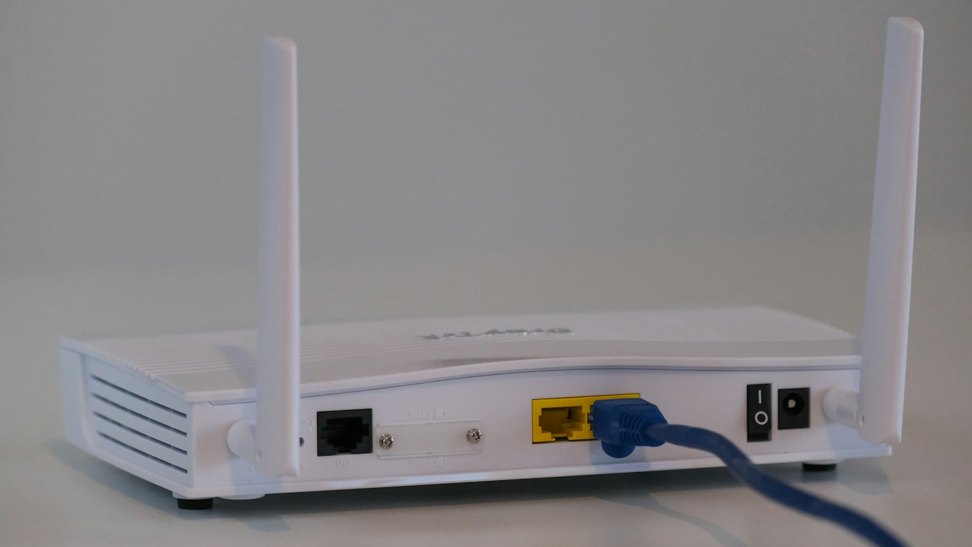 Moderner WLAN-Router im Wohnzimmer mit symbolischen Funkwellen für gutes WLAN in der ganzen Wohnung